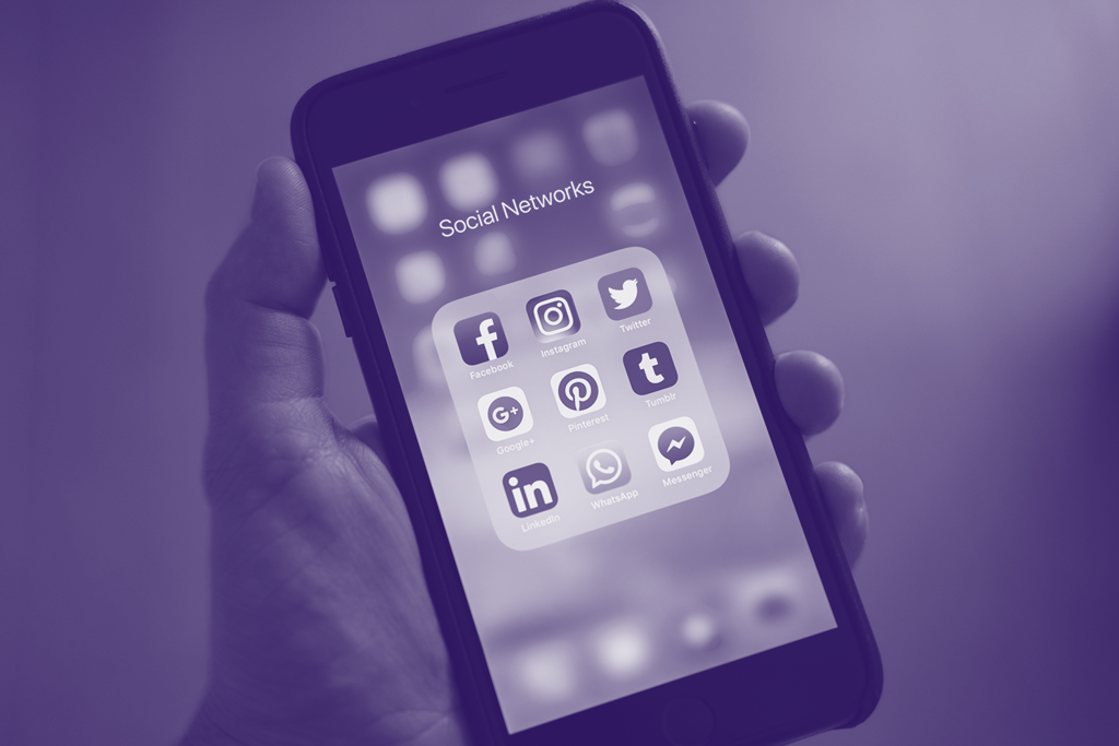 Mobiltelefon med oversigt over sociale medier